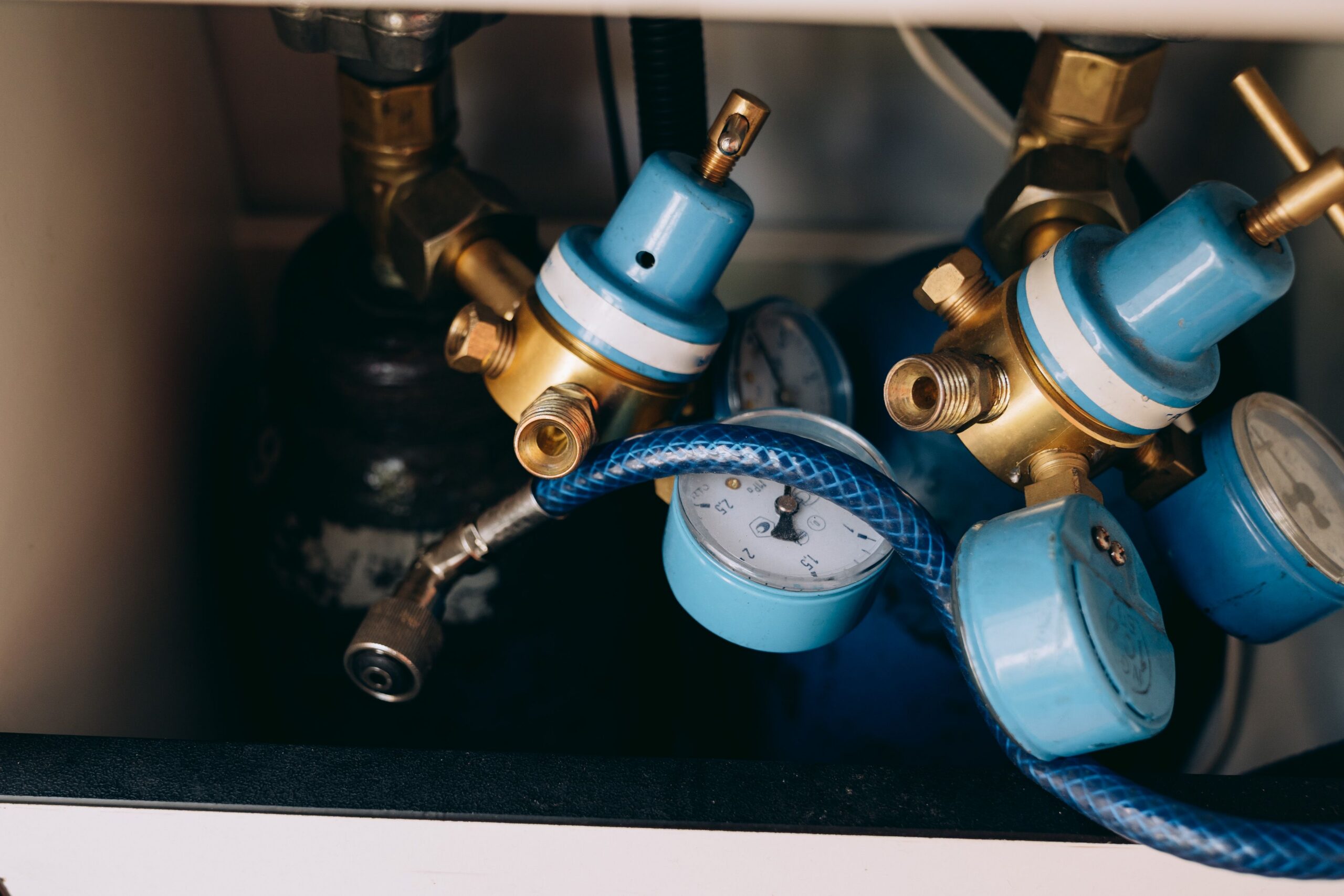 Laboratory gas tanks